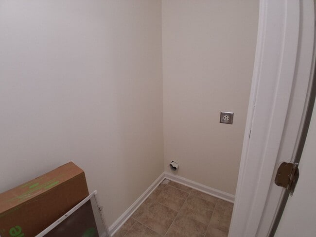 Building Photo - 3BD/2.5 BA Townhome