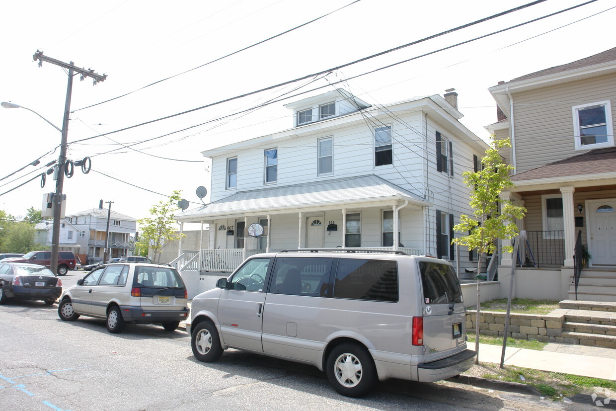 Primary Photo - 607 Bond St