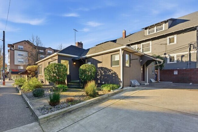 Foto del edificio - Corner of Character • Rare 2BD Residence at NE 16th & Weidler – Irvington/Lloyd District