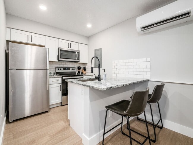 Building Photo - 494 Forest St