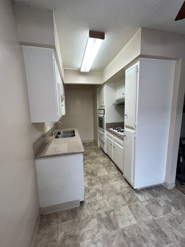 Foto del edificio - 260 N Oak Ave