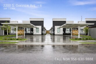 Building Photo - 2200 S Oakview Dr