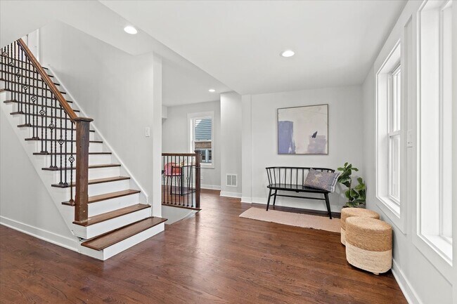 Building Photo - 538 Melrose Ave