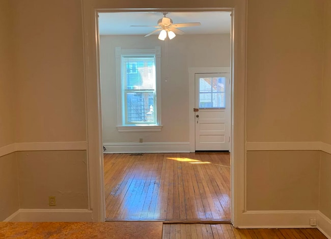 Living room - 1038 N Winchester Ave