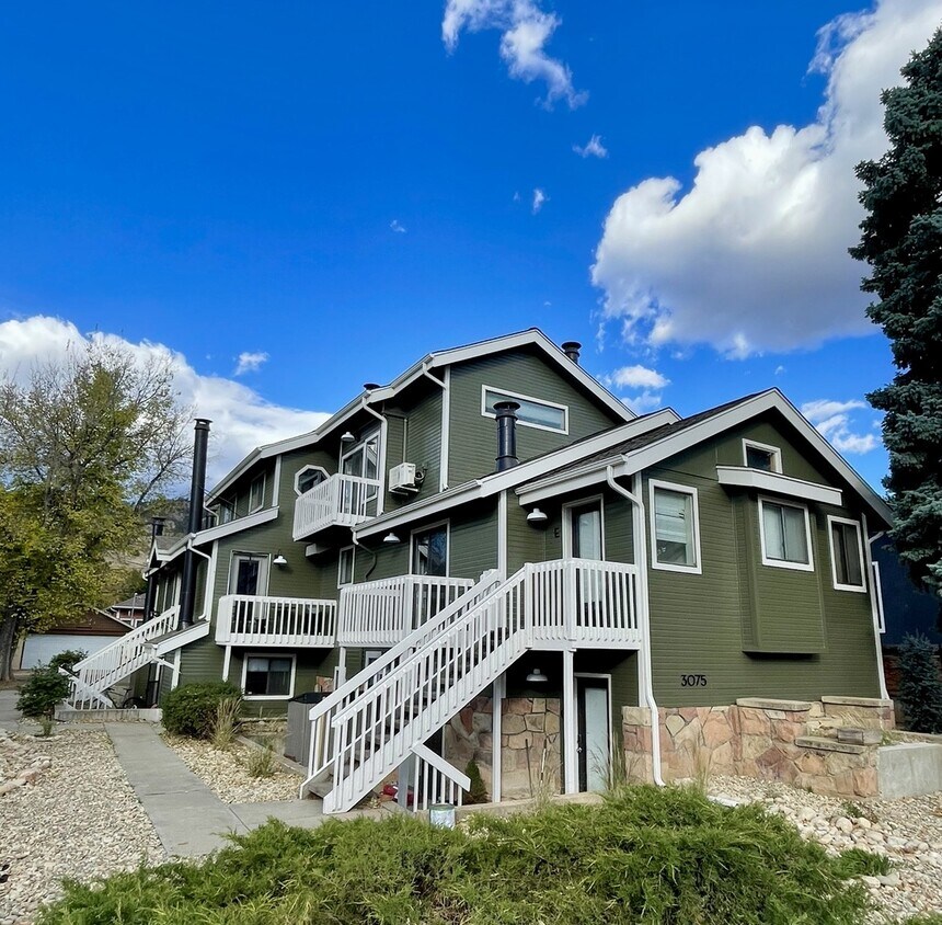 Foto principal - 3075 Broadway St