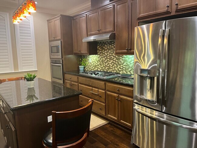 Lado de la cocina 1 - 590 Selby Ln