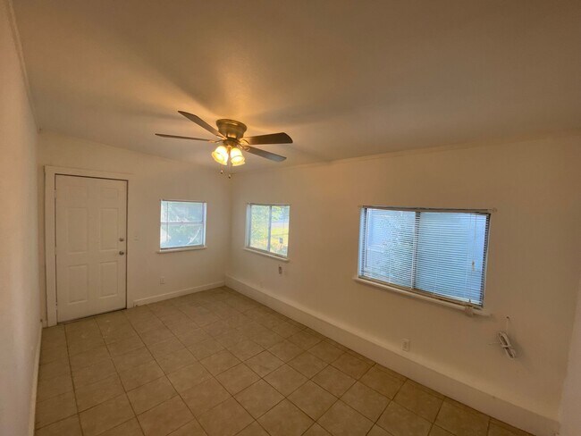 Foto del edificio - Cute 3-Bedroom Home + Office with back pat...