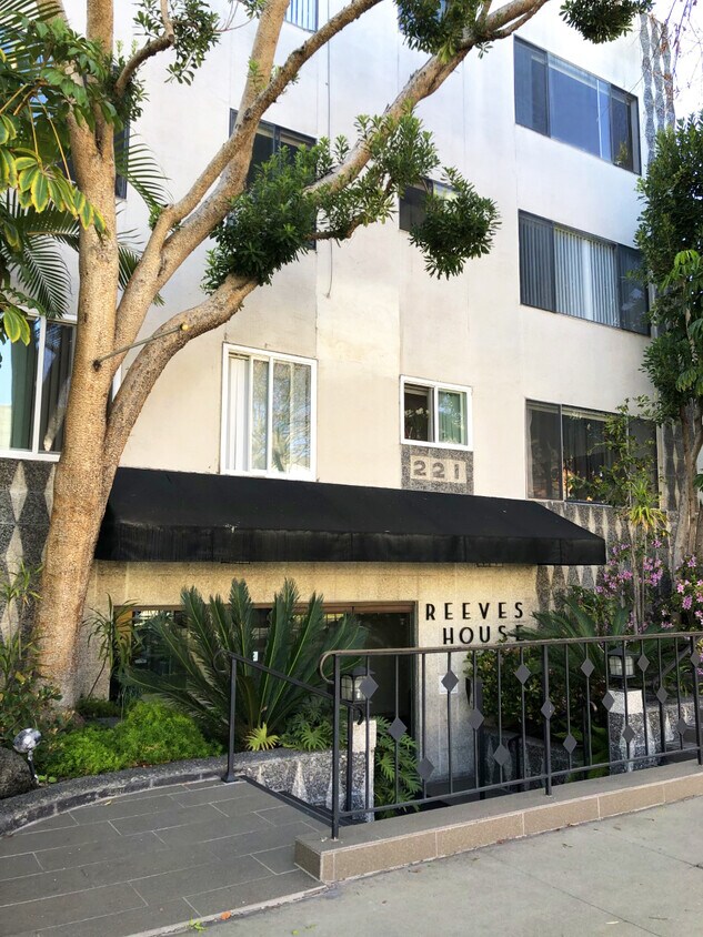 Foto del edificio - 221 S Reeves Dr
