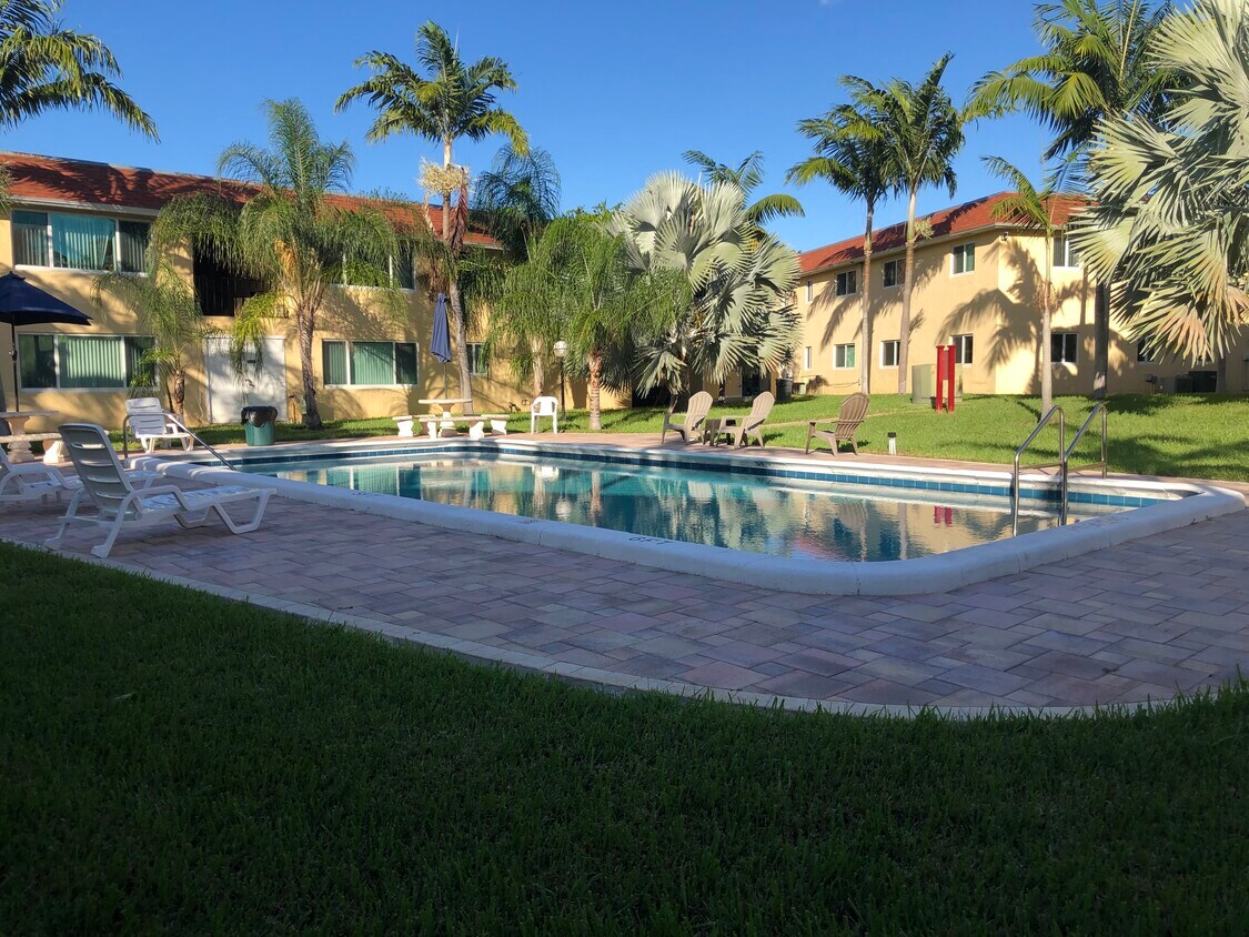 Primary Photo - 2861 S Seacrest Blvd