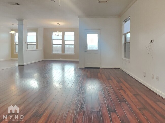 Foto del edificio - 5343 Summit Hollow Dr