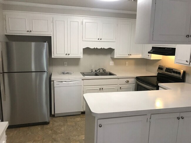 Building Photo - Live at the Center of Modern Conveniences ...