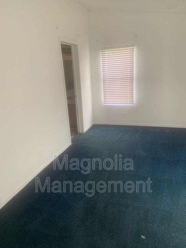 Foto del edificio - 453 Finch Rd