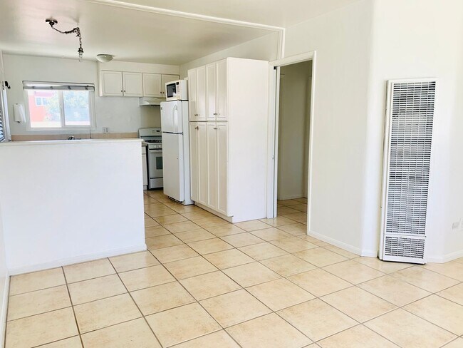 Foto del edificio - Live by the Beach! 2BD/1BA Mission Beach Apartment with Garage!