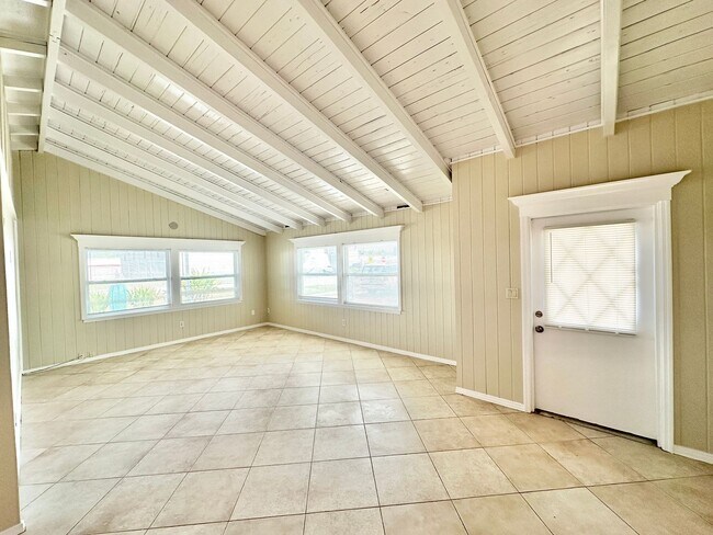Building Photo - ** 3 BED / 2 BATH SINGLE FAMILY ** ANNUAL **  NAPLES GARDENS **