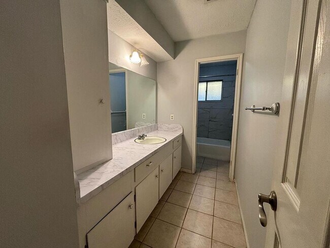 Foto del edificio - 1918 Crystal Springs Dr