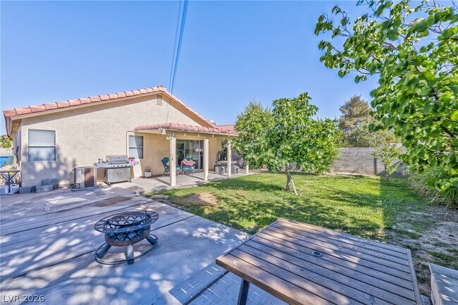 Foto del edificio - 640 Whispering Palms Dr