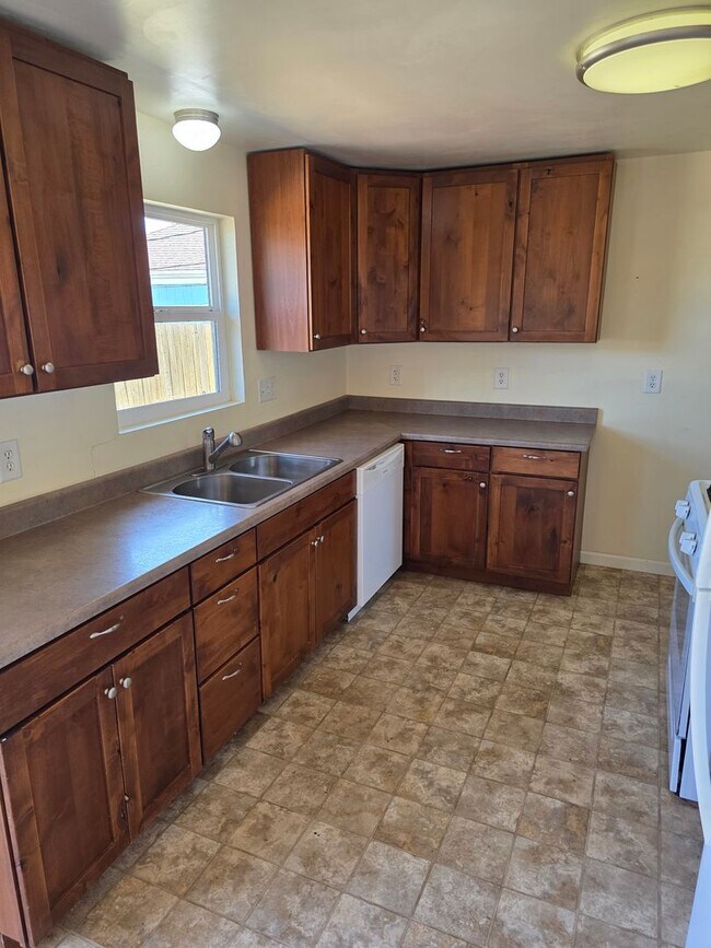 Foto del edificio - 2 Bedroom with Huge Yard in Springfield