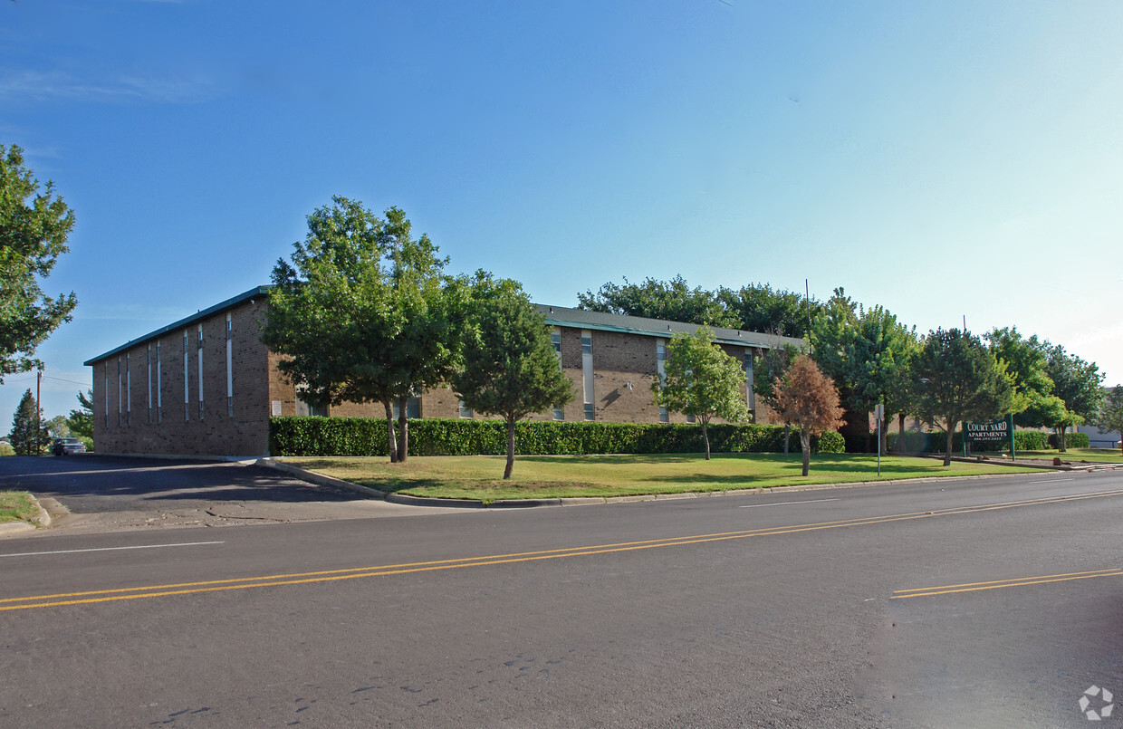 Primary Photo - Courtyard Apartments