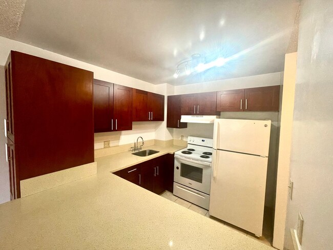 Building Photo - Kukui Plaza- Diamond Head Tower - 1 Bedroo...