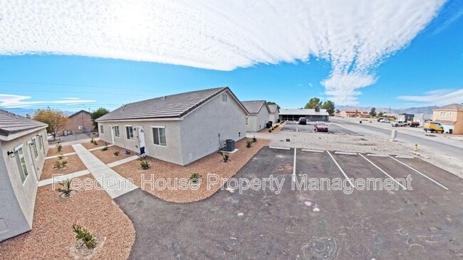 Building Photo - 1111 Sixshooter Ave