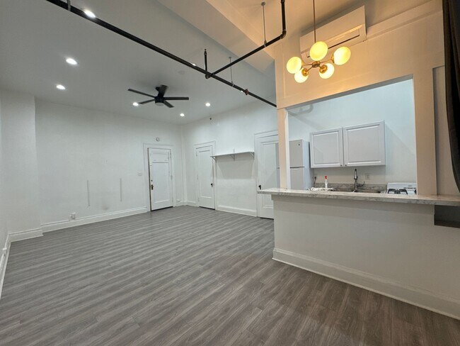 Foto del edificio - Loft Style Large Studio Apartment