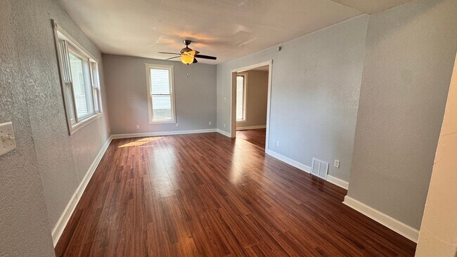 Foto del edificio - 807 W 13th St