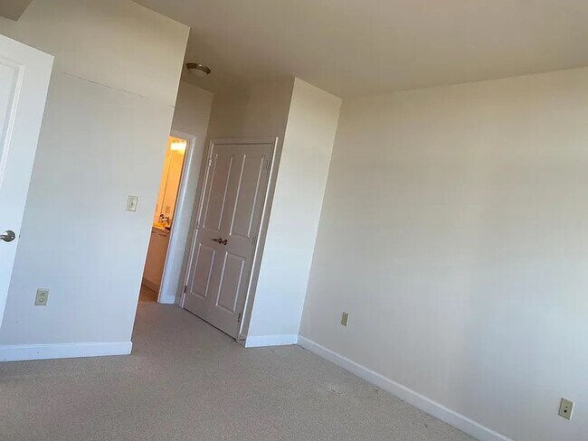 Building Photo - 5750 Bou Ave