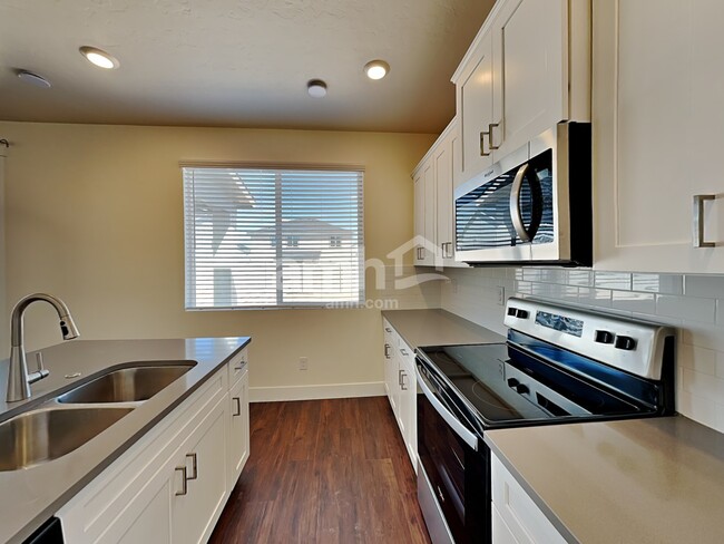 Building Photo - 1372 E Ludlow Dr