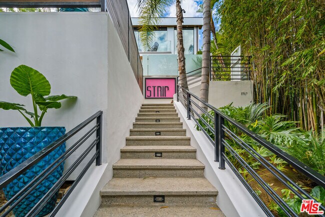 Foto del edificio - 8967 Shoreham Dr