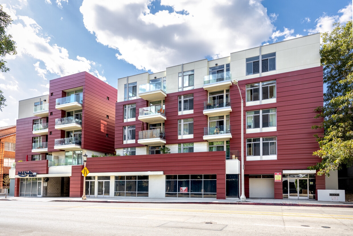 Primary Photo - 119 S Los Robles Ave