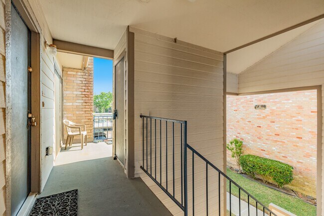 Foto del edificio - 7140 N Holiday Dr