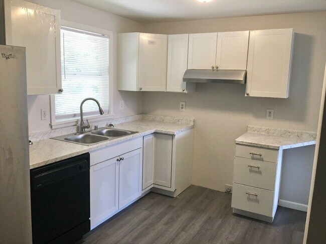 Foto del edificio - Remodeled Licton Springs Home with Huge Yard