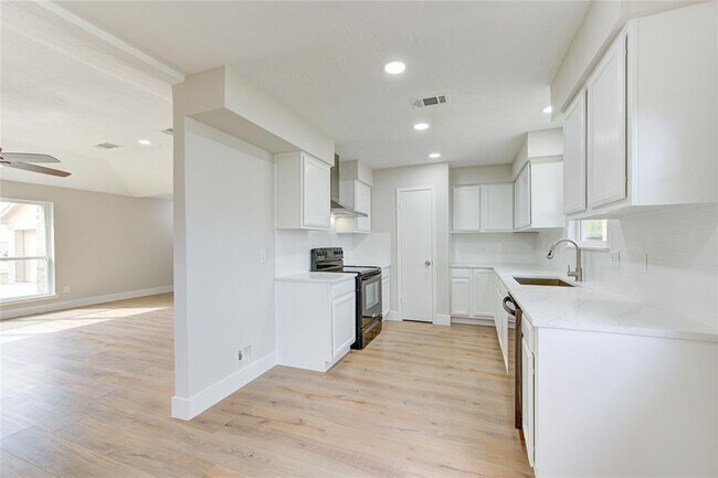 Foto del edificio - 328 Meadow Wood Ct