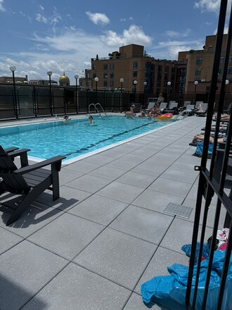 zona de piscina renovada - 1420 N St NW