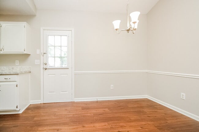 Building Photo - 102 Riverwood Dr