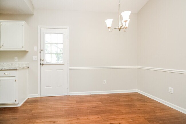 Foto del edificio - 102 Riverwood Dr