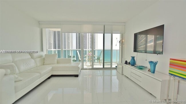 Foto del edificio - 100 Bayview Dr