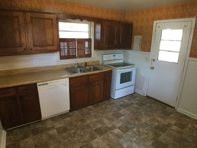 Building Photo - Christiansburg, 2 BR/ 1 BA, Available for ...