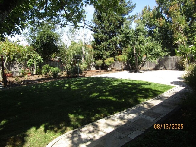 Building Photo - Beautiful single story home with amazing b...