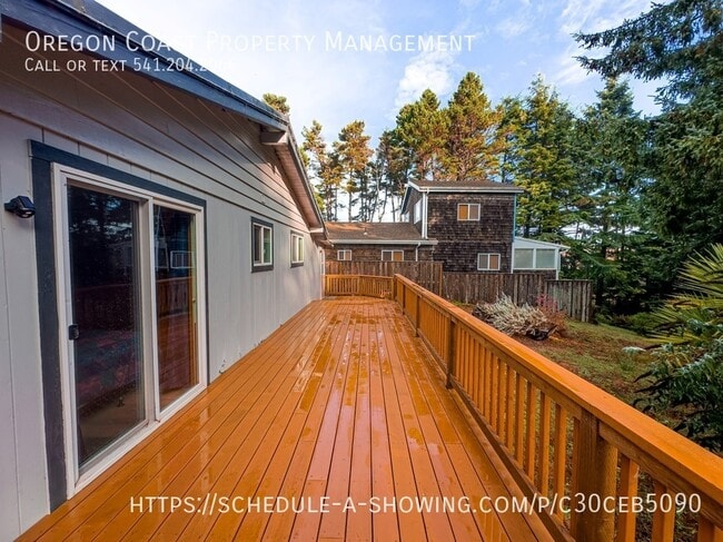 Building Photo - 3040 SE Dune Ave