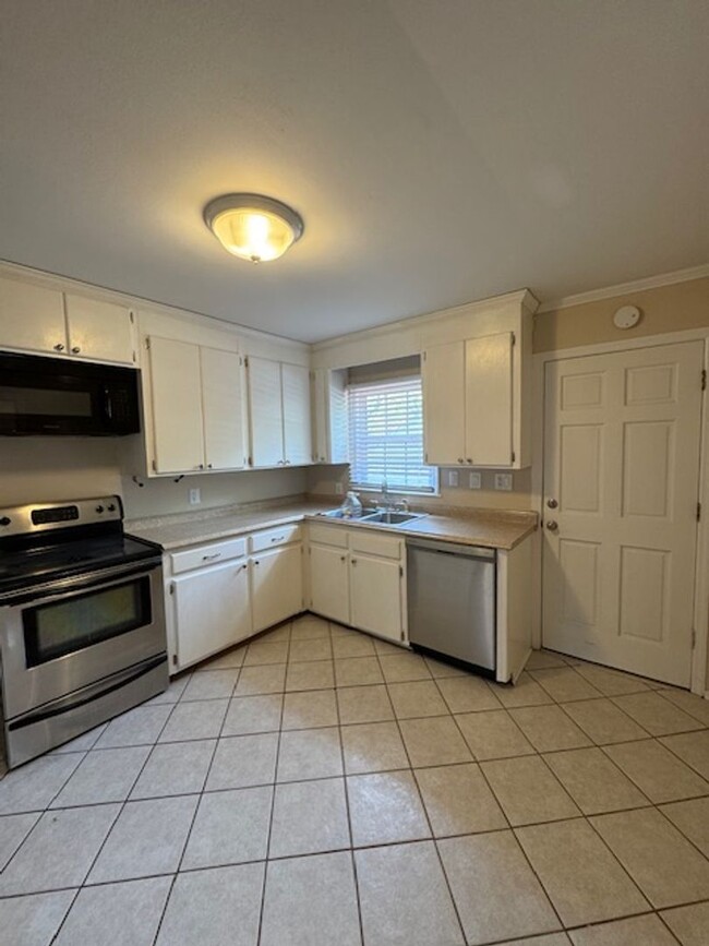 Building Photo - Charming bungalow in Overbrook  - 2 bedroo...