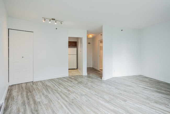 Building Photo - 10500 De L'acadie