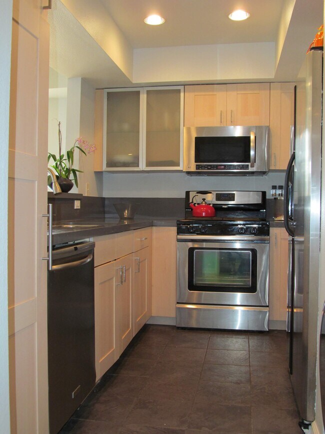 Building Photo - 2480 Penmar Ave