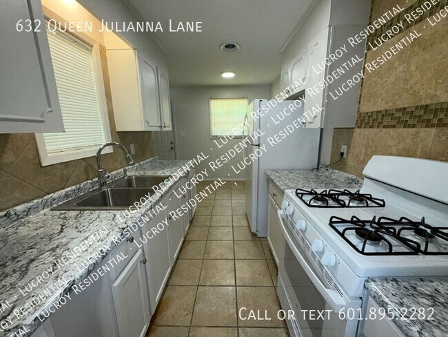 Building Photo - 632 Queen Julianna Ln