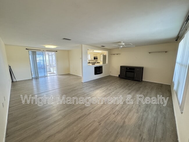 Foto del edificio - 10921 Norwood Ave
