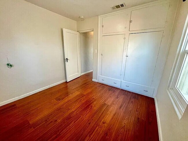 Foto del edificio - 2137 Raymond Ave