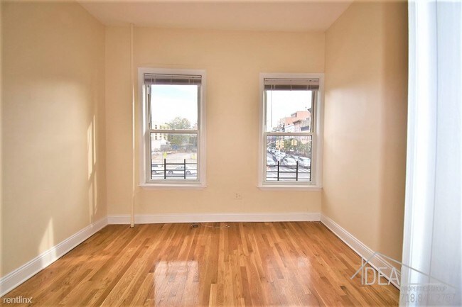 Building Photo - 714 4th Ave
