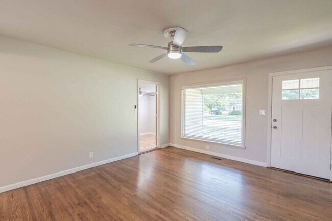 Building Photo - 4 bed/ 2 bath! Prime Location near Brooksi...