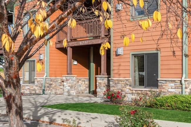 Building Photo - 2 bedroom, 2 bath condo, close to downtown...