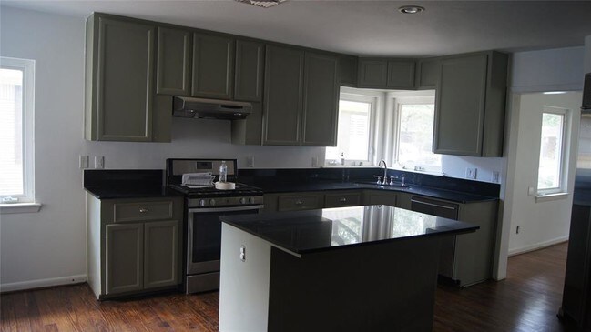 Building Photo - 3139 Castlewood St
